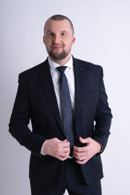 prirodzený business portrét v ateliéri Bratislava